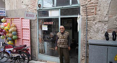 Teknolojiye aldırış etmeyen berber