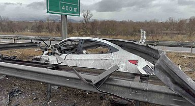 TEM'de bariyerlere ok gibi saplanan aracın motoru ve tavanı koptu