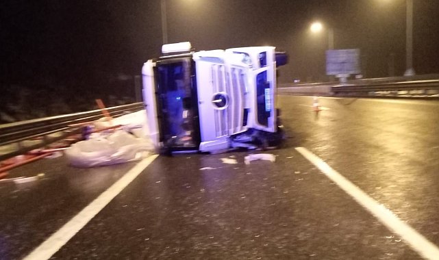 TEM'de devrilen tırın dorsesindeki malzemeler yola saçıldı