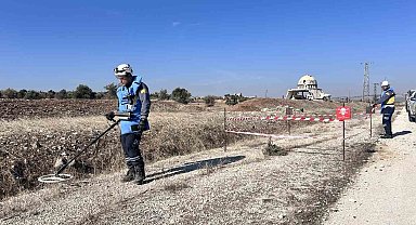 Terör örgütü PKKYPG'nin Tel Rıfat'ta yollara döşediği bombalar temizleniyor