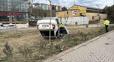 Ters dönen otomobilden burnu bile kanamadan kurtuldu