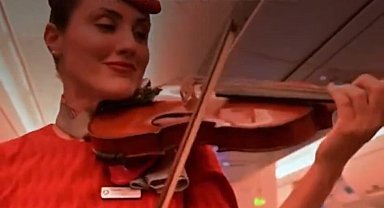 THY'nin Sidney uçuşunda kabin memurları yolculara mini konser verdi