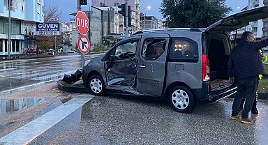 Ticari araç ile minibüs kavşakta çarpıştı