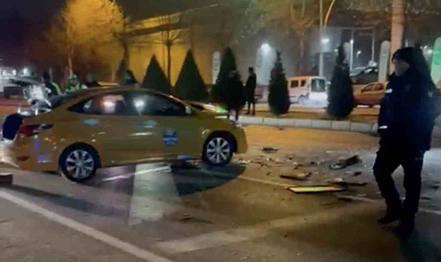 Ticari taksi kırmızı şıkta bekleyen araçlara çarptı: 2 yaralı