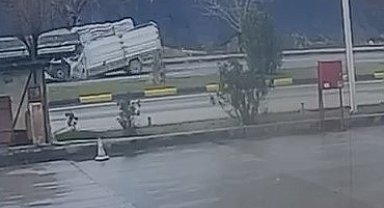 Tıra arkadan çarpan kamyonetin sürücüsü hayatını kaybetti: Feci kaza kamerada