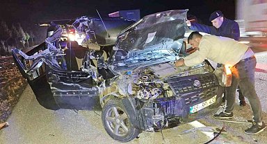 Tıra arkadan çarpan otomobilde ikisi bebek 5 kişi yaralandı