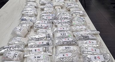 Tırda yatak altına gizlenen 21 kilo kaçak gümüş takı ele geçirildi