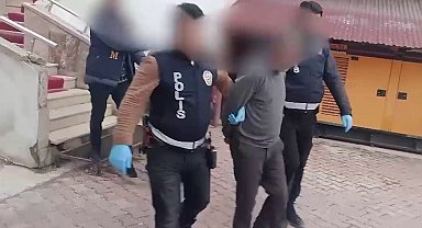 Tırın dorsesinden 26 kaçak göçmen çıktı, 2 göçmen kaçakçısı tutuklandı