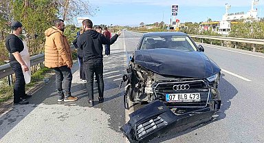Tırın önünde sürüklenen araçtan burunları bile kanamadan çıktılar