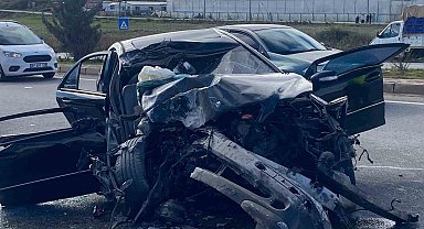 Tırla çarpışan otomobil hurdaya döndü: 3 yaralı