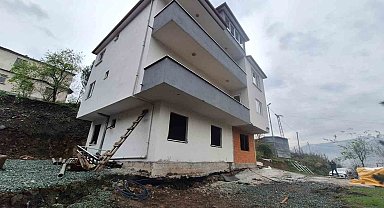Toprak kayması 3 katlı binada çatlaklar oluşturdu, 6 kişilik aile evsiz kaldı