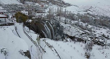 Tortum Şelalesi karla bütünleşti
