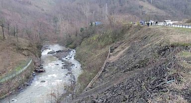 Trabzon'da otomobil dereye uçtu: 1 ölü