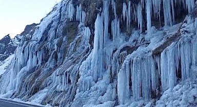 Tunceli'de 'Ağlayan Kayalar' dondu