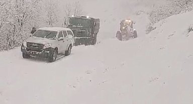 Tunceli'de kar yağışı nedeniyle mahsur kalan vatandaşlar kurtarıldı