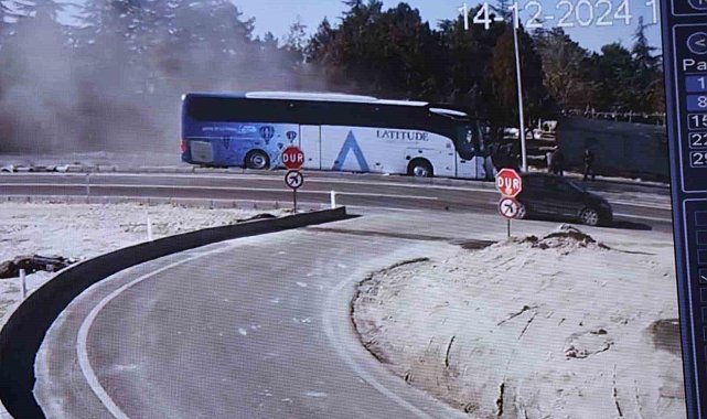 Turistleri taşıyan otobüs, iş makinesine böyle çarptı