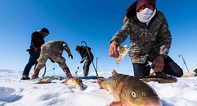 Türkiye'nin en yüksek gölü buz tuttu