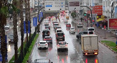 Turuncu kodla uyarılan Antalya güne yağışla başladı