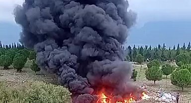 Tutuşturulan kaçak atıklar az daha ormanı yakıyordu
