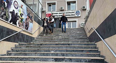 Tuzla'da otomobil çalan şüpheliler evden hırsızlık yaparken yakayı ele verdi
