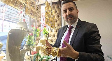 Ülkelerine dönüş hazırlığı yapan Suriyeliler yeni yaşamları için altınlarını bozduruyorlar