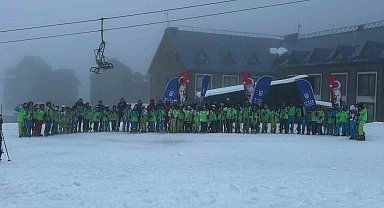 Uludağ'da öğrencilerin kayak heyecanı