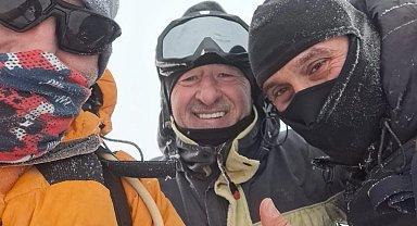 Uludağ'ın zirvesine tırmanışlarını baklava ile kutladılar