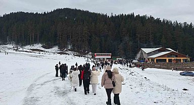 Üniversite öğrencileri Ilgaz Dağı'nda karın tadını çıkardı