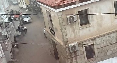 Ünlü tatil merkezi Çeşme'de caddeler göle döndü