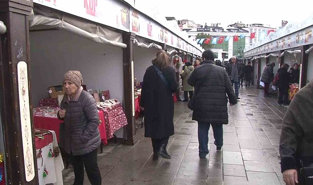 Üsküdar'da kadın el emeği ürünler yılbaşı pazarında satışa çıktı