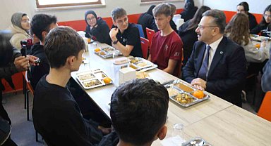 Vali Aksoy, öğrencilerle ve öğretmenlerle bir araya geldi