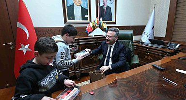 Vali Aksoy, zihinsel engelli çocukları makamında ağırladı