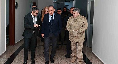 Vali Usta otobüs kazasında yaralananları ziyaret etti