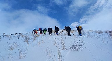 Van'da dağcılar 2 bin 800 rakımlı Hayal Dağı'na tırmandı