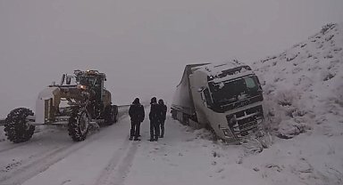 Van'da kar yağışı trafik kazalarına neden oldu, yol saatlerce ulaşıma kapandı