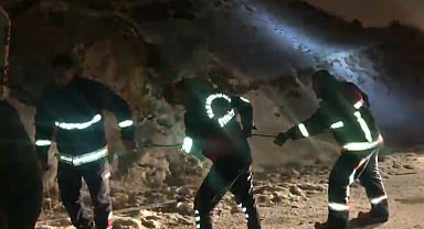 Van'da karda mahsur kalan 3 araç kurtarıldı