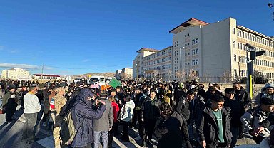 Van'da öğrenciler üst geçit için eylem yaptı