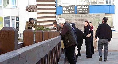 Vatandaşlar otobüs seferlerini bıraktı, üst geçide çıkan genç için seferber oldu