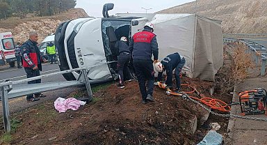 Virajı alamayan kamyonet devrildi, sürücü ağır yaralandı