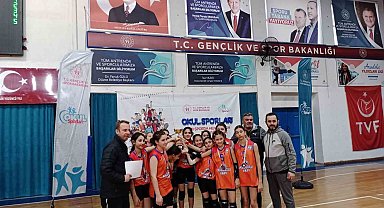 Voleybol küçüklerde şampiyonlar belli oldu