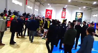 Voleybolculara taraftarlar saldırdı: 3 sporcu yaralandı