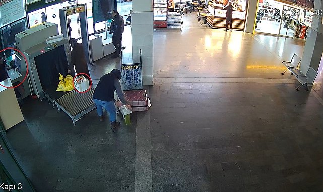 X-ray'den koliyle geçirilen maymun, güvenlik görevlisinin dikkatiyle fark edildi