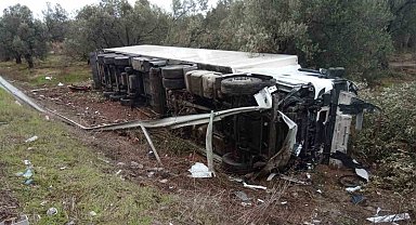 Yabancı plakalı tır karşı şeride geçerek hendeğe yuvarlandı