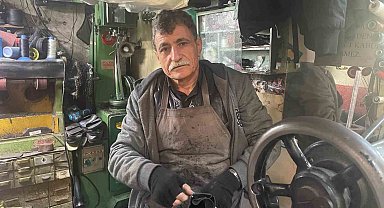Yağışlar ayakkabı tamircilerinin işlerini artıyor