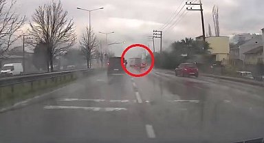 Yağışlı havada tırın dorsesi kaydı