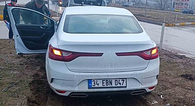 Yağmur nedeniyle kayganlaşan yolda otomobil refüje çıktı: 1 yaralı