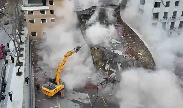 Yalova'da valilik binasının yıkımı devam ediyor