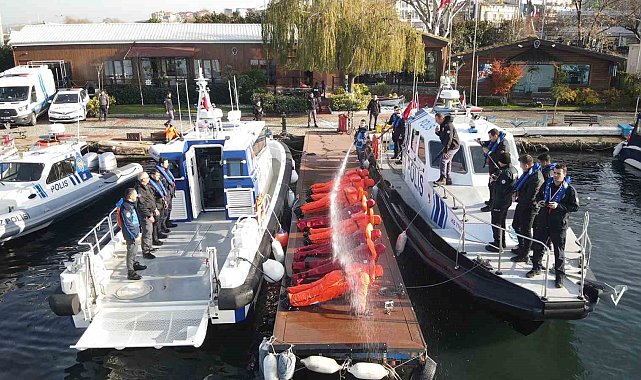 Yalova'da zorlu gemi adamı eğitimini tamamlayan polisler sertifikalarını aldı