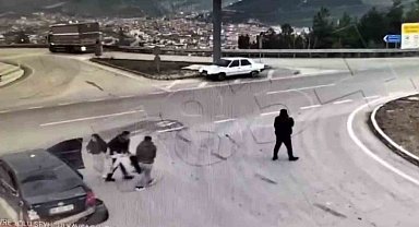 Yanan otomobilde sıkışan sürücüyü vatandaşlar kurtardı