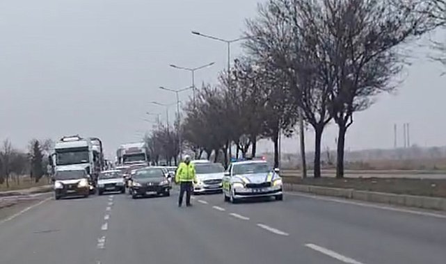 Yaralı köpeğe müdahale için trafik çift yönlü durduruldu